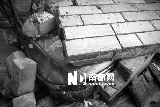 <p>    南山香山西街一堵圍墻被暴雨沖垮，壓壞停在墻下的7輛汽車，這輛奧德賽的車頭被掉落的大石塊壓住。</p>