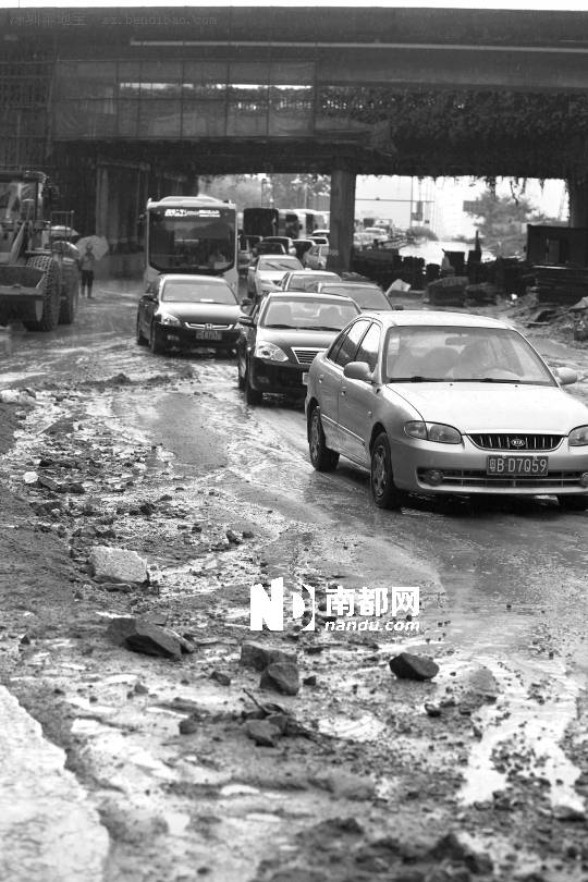 <p>    新彩隧道工地的泥土被大雨沖上路面，彩田路北行方向受影響，車流排起了長(zhǎng)龍。</p>