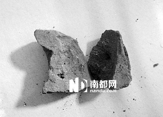 <p>    行兇的磚頭斷為兩截。</p>
