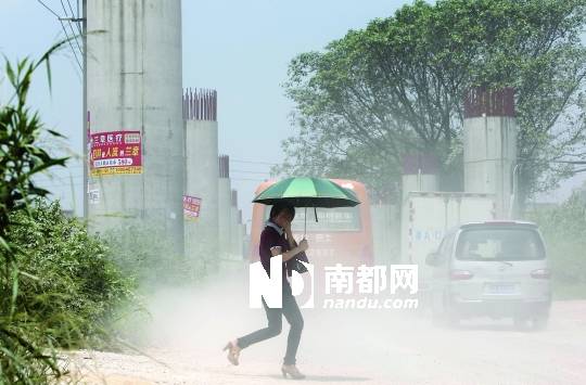 <p>    昨日，清平高速二期觀瀾接駁段橋墩下路面坑洼泥濘，灰塵滿天飛。 南都記者 徐文閣 攝</p>