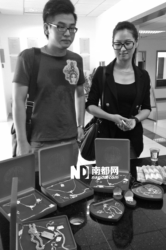 <p>    失主陳小姐在出租車公司領(lǐng)回遺失的現(xiàn)金和黃金首飾。 南都記者 陳文才 攝</p>