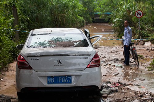 深圳暴雨女司機(jī)駕車(chē)接家人涵洞溺亡