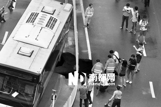<p>    一輛滿載乘客的公交車在下梅林路段被地陷所困。</p>