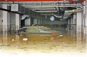暴雨致多個小區(qū)車庫被淹 奔馳和皇冠都沒了