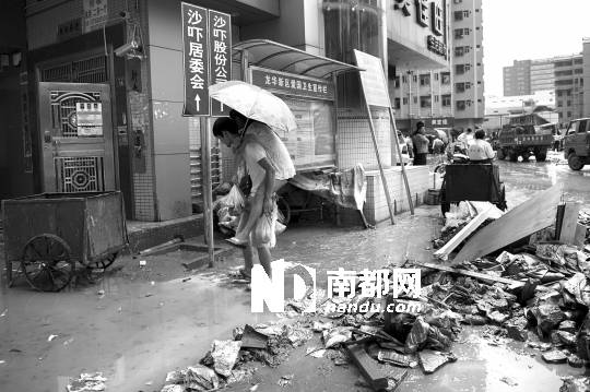 <p>    在沙嚇村口，一位男士背著自己女友準備趟過積滿淤泥的道路回家。</p>
