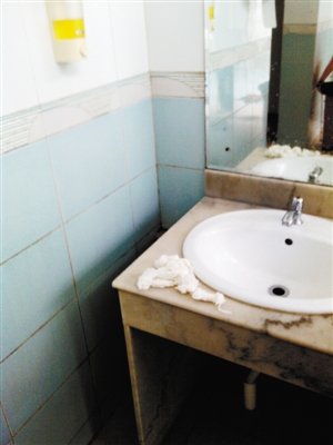 <a href=http://www.hnyueyi.com.cn/shenzhen/ target=_blank class=infotextkey>深圳</a>公廁尿歪罰款第一日 尿正的沒(méi)有增多