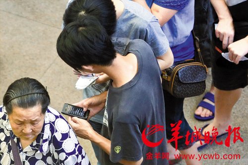 排隊的“黃牛”各手執(zhí)一疊白紙，上面寫好了要掛號的人的信息，包括姓名、電話、要掛的科室等。穿黑白花紋衣服的老婆婆正在排隊掛號