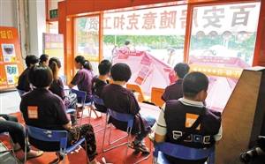 三店員抗議百安居 忙完促銷被告知收入減少
