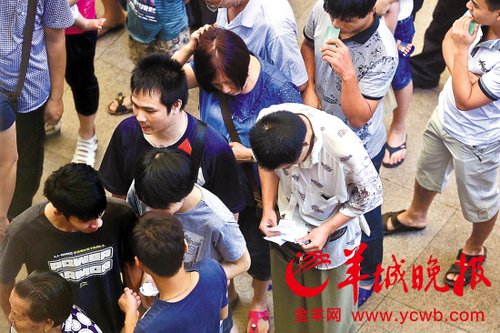 挎腰包的“黃牛”分發(fā)一輪“任務(wù)”后，自己也開始整理“炒號”簽條