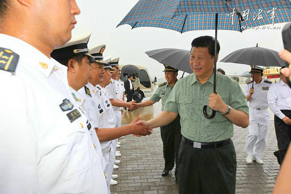 資料圖：習(xí)近平冒雨登上遼寧艦。