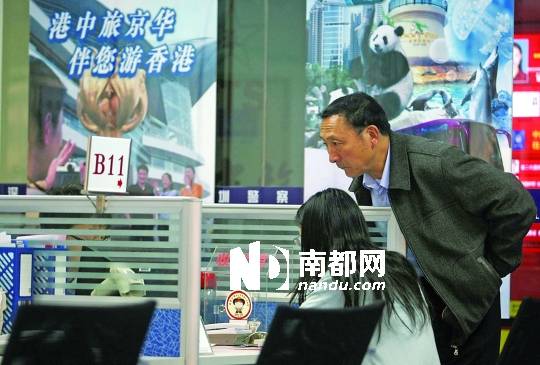 <p> 消費(fèi)者在向旅行社咨詢情況。南都記者 霍健斌 攝(資料圖)</p>