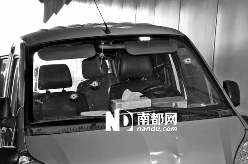 佛山偷車賊駕車沖撞警車 民警連開5槍逼停