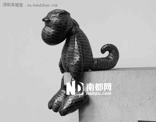 <p> 楊光作品《玩偶系列之架上的小恐龍》。</p>