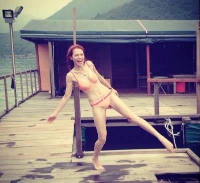 TVB女主播穿三點(diǎn)式海邊秀美腿 力證沒整容
