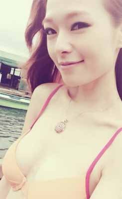 TVB女主播穿三點(diǎn)式海邊秀美腿 力證沒整容