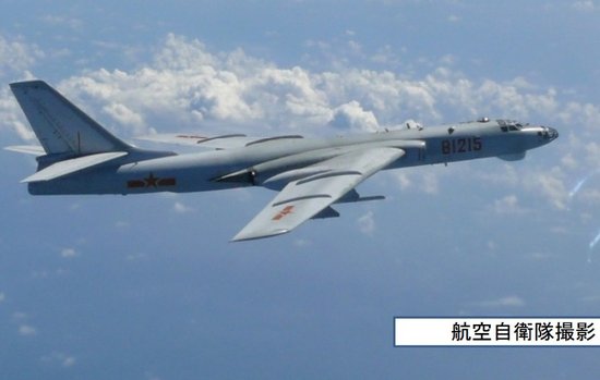 中國(guó)2架轟6轟炸機(jī)飛經(jīng)沖繩海域 日戰(zhàn)機(jī)升空