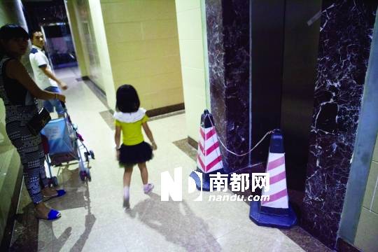 <p>    福永尚園小區(qū)內(nèi)，因?yàn)榘l(fā)生事故，大廈的電梯已經(jīng)暫停使用，居民只能爬樓梯上落。</p>