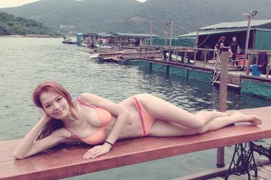 TVB女主播穿三點(diǎn)式海邊秀美腿 力證沒整容