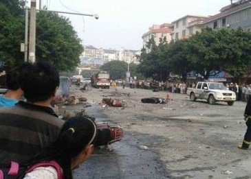 桂林一學校大門附近發(fā)生爆炸 疑已有1人死亡