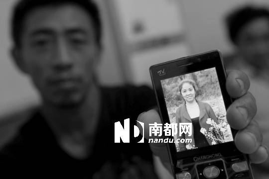 <p>    墜亡女工的家屬展示死者生前生活照。</p>