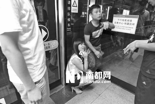 <p>    昨日下午，在地鐵會(huì)展中心站，涉事的3名乘客演示自救過程。南都記者 徐文閣 攝</p>