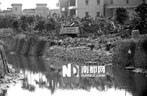 東莞堤壩建一年就塌 村主任稱為節(jié)約沒用水泥