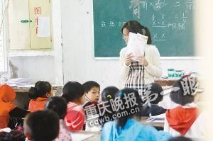 下午3點多，張老師在為六年級二班的孩子們上課。