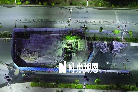<p>    從熙龍灣小區(qū)29樓俯瞰，地陷區(qū)域用兩米高圍板封住并對路面進行修復(fù)。劉有志 攝</p>