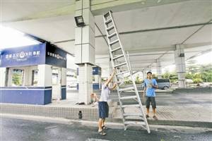 梅林關(guān)檢查崗?fù)そ裨?時開拆 市民拍照紀念
