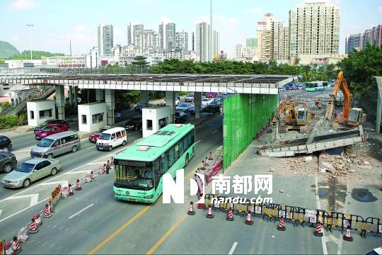 <p>    昨日上午，梅林檢查站進關(guān)方向，進入公交站場的邊防崗?fù)ら_始拆除。為期40天的梅林關(guān)關(guān)口交通設(shè)施近期改善工程正式實施。 南都記者 趙炎雄 攝</p>