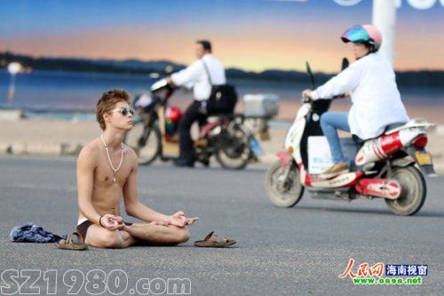 男子逐漸脫去衣褲打坐