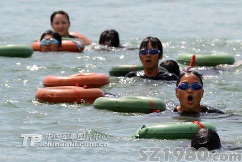 資料圖：海軍陸戰(zhàn)隊(duì)武裝泅渡