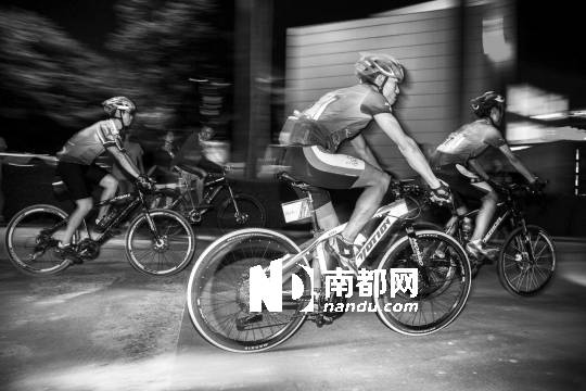 <p>    昨晚8時(shí)，福田梅林文體中心，挑戰(zhàn)400公里騎行的車友們準(zhǔn)時(shí)出發(fā)。實(shí)習(xí)生劉羽潔 南都記者 霍健斌 攝</p>