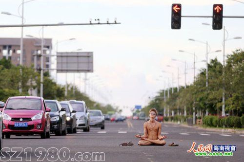 一名外籍男子口含刀片在?？谑泻推酱蟮澜唤绾５榱肥致房隈R路中央打坐