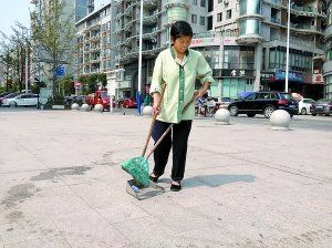 男子百貨門口擺蠟燭求婚 保潔員清理地面1小時(shí)