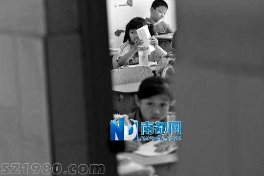 <p>    5月28日，出事班級事后仍正常上課，有幾張座位空著。南都記者 徐文閣 攝(資料圖片)</p>