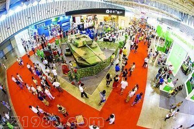 南京房交會上前去看房<a href=http://www.hnyueyi.com.cn/maifang/ target=_blank class=infotextkey>買房</a>的市民絡(luò)繹不絕，不少都是拖家?guī)Э邶R上陣。揚子晚報記者 宋嶠 攝