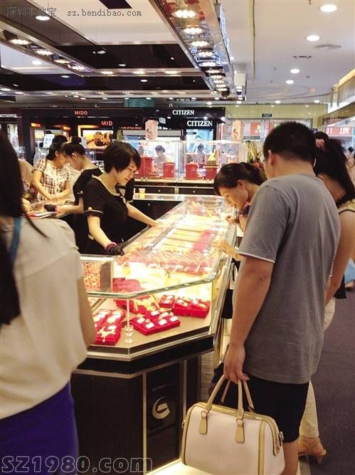中秋假期消費(fèi)者購(gòu)金踴躍 記者 盧道明 攝