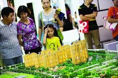 南京房交會上前去看房買房的市民絡(luò)繹不絕，不少都是拖家?guī)Э邶R上陣。揚子晚報記者 宋嶠 攝