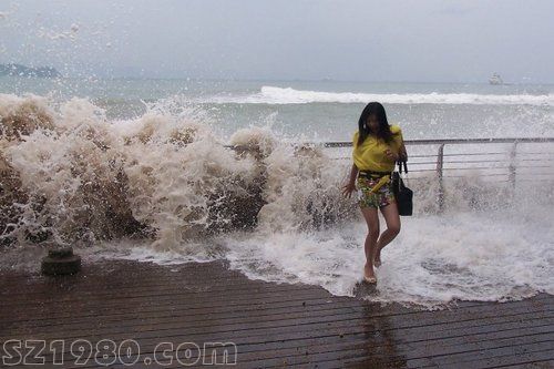 強(qiáng)臺(tái)風(fēng) 天兔 登陸廣東 汕頭海水倒灌淹城(圖)