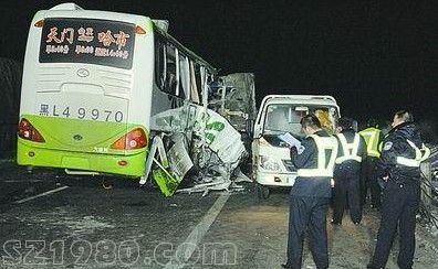 安徽利辛車禍現(xiàn)場慘烈 客貨車相撞致9人死亡29人受傷