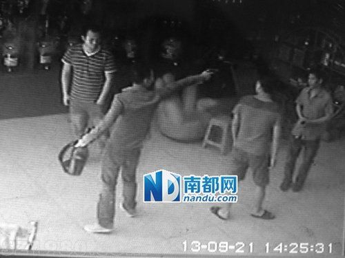 東莞馬仔4次收保護(hù)費(fèi)失敗 持 槍 搶走1瓶酒