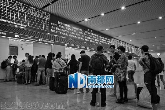 <p>    22日晚，廣州南站乘客正排隊(duì)退票改簽。實(shí)習(xí)生 劉羽潔 南都記者 趙炎雄 攝</p>