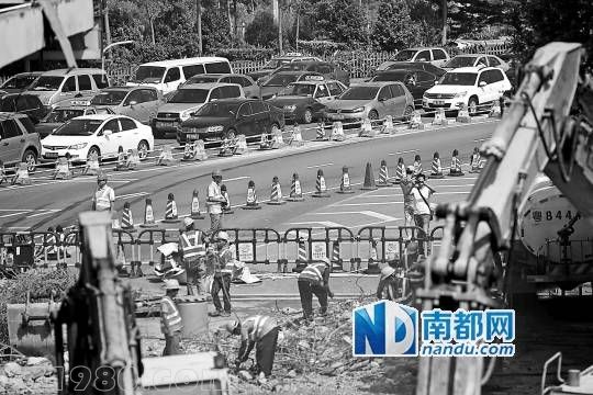 <p>    9月14日早上，<a href=http://www.hnyueyi.com.cn/shenzhen/ target=_blank class=infotextkey>深圳</a>梅林檢查站進關(guān)方向，進入公交站場的邊防崗?fù)ら_始拆除，此時進關(guān)方向車流擁堵。 南都記者 趙炎雄 攝(資料圖)</p>