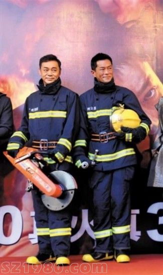 　劉青云、古天樂(lè)身穿消防員制服出場(chǎng)。