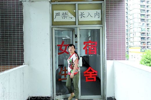  昨日，南坪中學(xué)，只要看見有人想進(jìn)入女生宿舍，管理員就會過來詢問。 重慶晨報記者 許恢毅 攝