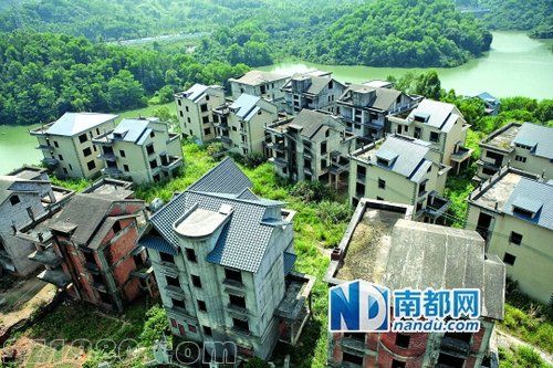 <a href=http://www.hnyueyi.com.cn/shenzhen/ target=_blank class=infotextkey>深圳</a>成群爛尾別墅變身羊狗樂園
