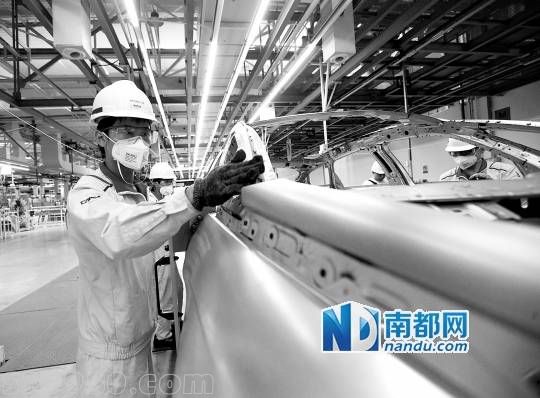 <p>    技術人員在對汽車進行打磨。</p>