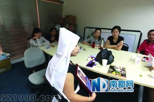 <p>    赴泰旅游突發(fā)腦溢血死亡，死者家屬穿著孝衣來(lái)到旅行社討要說(shuō)法。南都記者 王子榮 攝</p>
