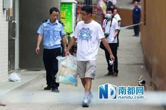 <p> 警方從現(xiàn)場取走物證。</p><p> 南都記者 霍健斌 攝</p>